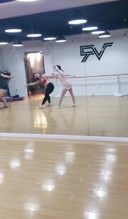 快乐吃瓜歌舞蹈视频,跟随视频一起摇摆