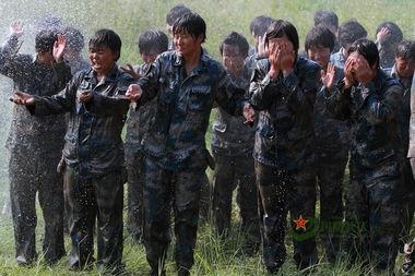 台湾女兵吃瓜图片视频,军营生活趣味一瞥