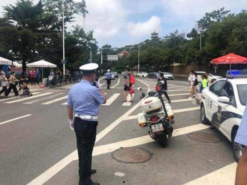 青岛交警吃瓜群众视频,现场直击交警与市民的温馨互动
