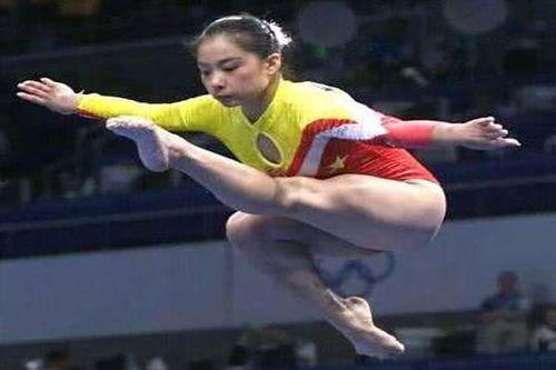 体操运动员吃瓜视频,展现运动场外的萌态